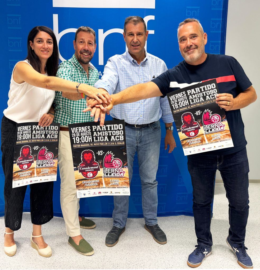 En la imagen Marta Gómez, Juan Carlos Cortés y Paco Gallego, miembros del CBB, junto al concejal Sergio Serra